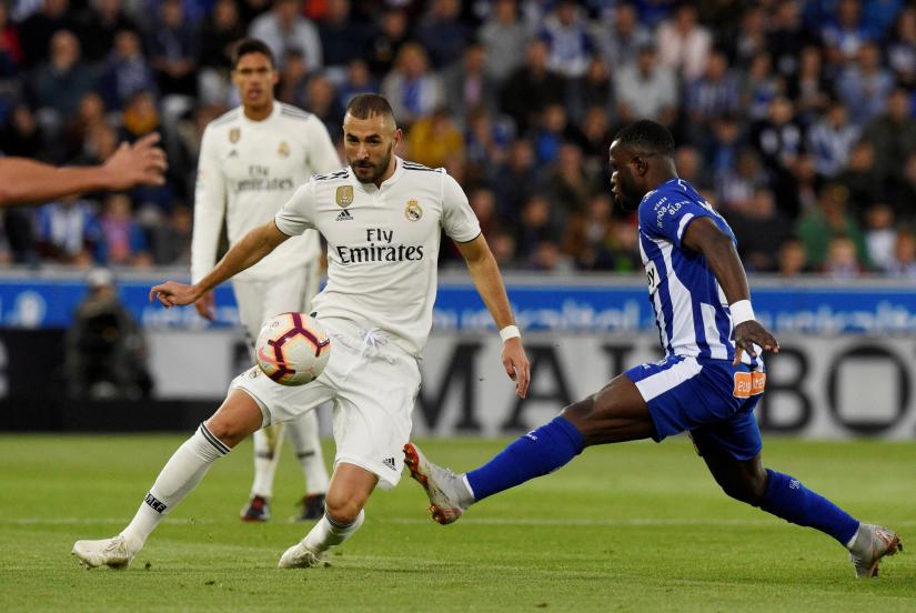 Real Madrid`s Karim Benzema in action with Alaves` Mubarak Wakaso REUTERS/file photo