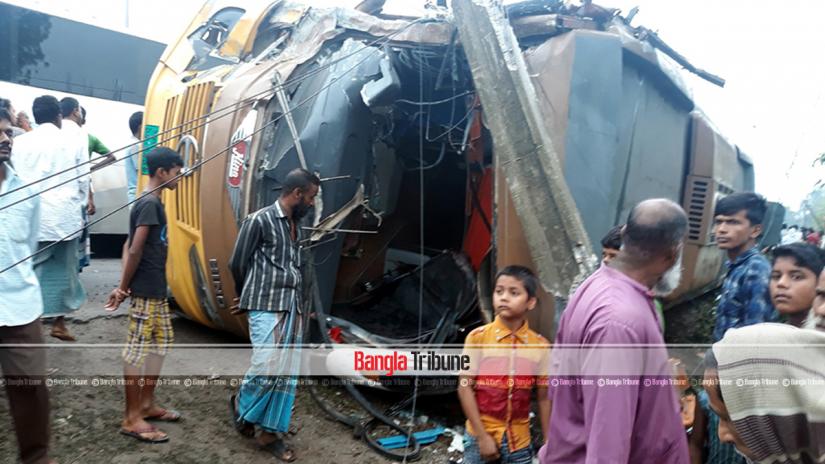 A head-on collision between two buses on the Dhaka-Bogura Highway left one dead and at least 15 others injured