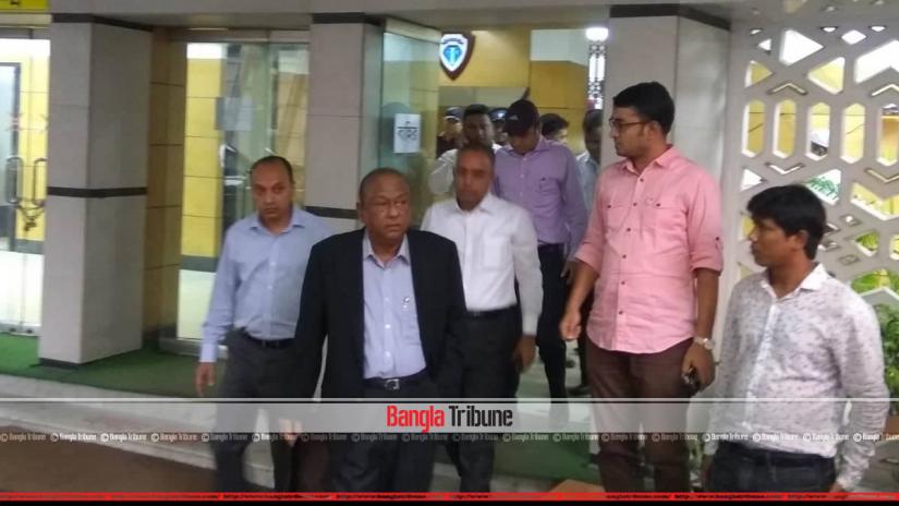 Transcom Group Chairman and CEO Latifur Rahman leaving ACC headquarters following his interrogation by the graft watchdog, Thursday (Oct 18). BANGLA TRIBUNE