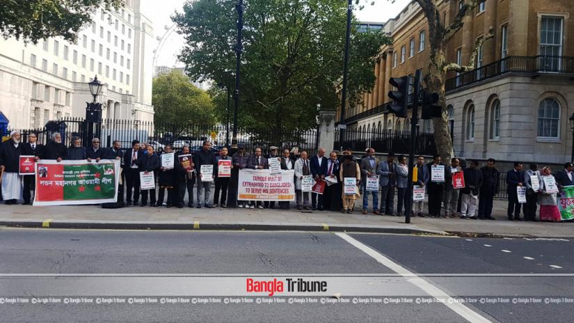Pictures showed the party activists standing on the other side of the street with placards as the leaders submitted the memo to the British premier’s office door as the UK authorities is thought to have given Tarique the asylum status in London.
