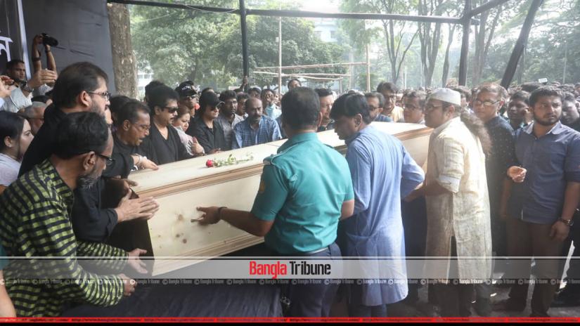 A coffin carrying the deceased maestro Ayub Bachchu reached the Central Shahid Minar around 10.15am Frinday (Oct 19). BANGLA TRIBUNE/Sazzad Hossain