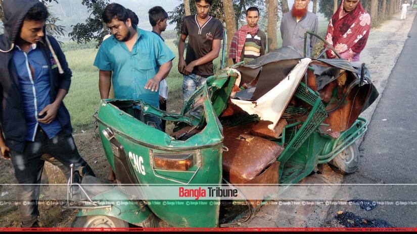 Driver of the three-wheeler died on the spot when it collided with a northern district-bound bus, said police. Nov 9, 2018. BANGLA TRIBUNE