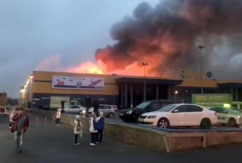 FILE PHOTO: A supermarket fire is seen in St. Petersburg, Russia November 10, 2018 in this still image taken from a video obtained from social media. EDUARD DMITRIJEV/via REUTERS