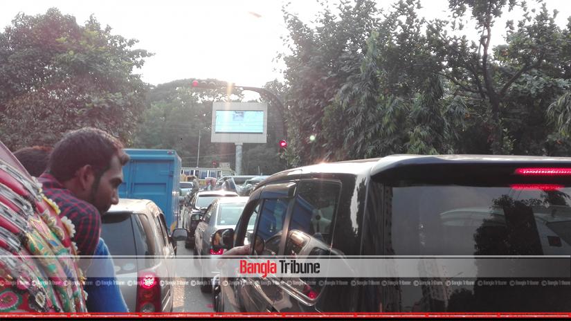 Automatic traffic signals ineffective in face of gargantuan traffic.