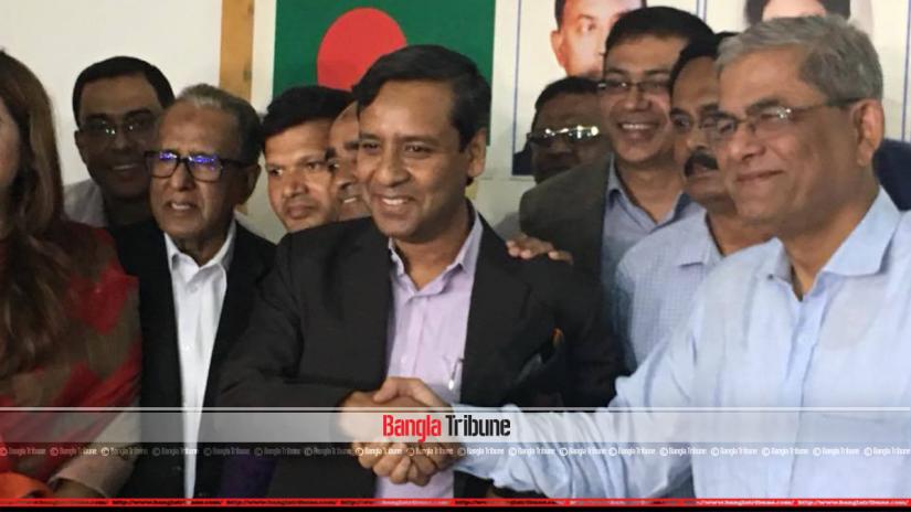 Former Awami League lawmaker Golam Maula Rony (centre) shakes hands with BNP Secretary General Mirza Fakhrul Islam Alamgir Islam (right) at the BNP chief’s Gulshan offices in Dhaka on Nov 26, 2018 after Roney joined the party.