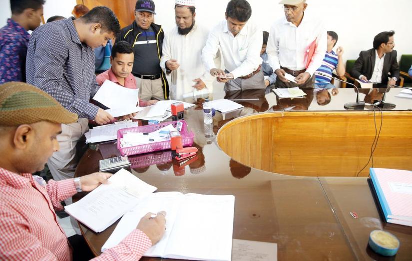 Taxpayers submitting tax returns at a tax circle office in the capital, as the last date for return submission for individual taxpayers ends on Dec 2, 2018. FILE PHOTO
