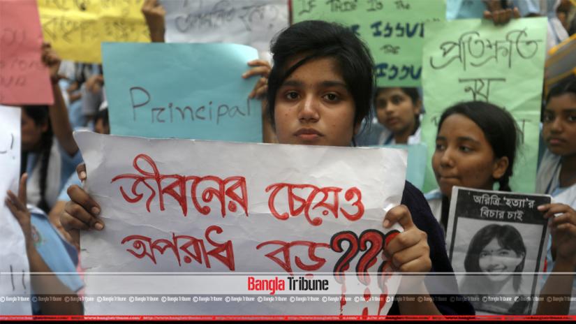 Students of Viqarunnisa Noon School and College protested for the second day on Wednesday (Dec 5) over Aritree Adhikari`s suicide. BANGLA TRIBUNE/Sazzad Hossain