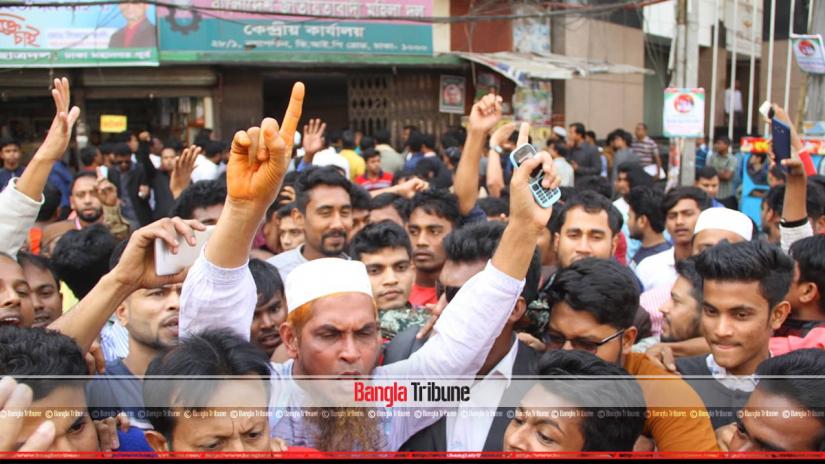 Protesters lock down BNP headquarters in Naya Paltan. PHOTO: BANGLA TRIBUNE/Nashirul Islam