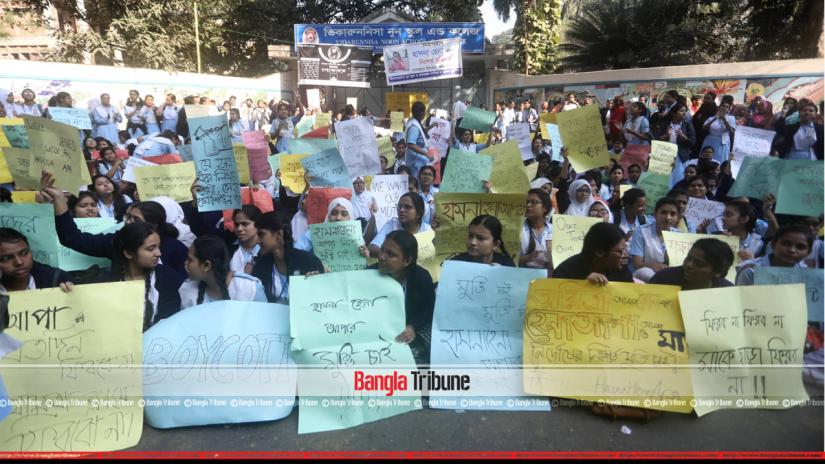 Viqarunnisa students protesting for their teacher Hasna Hena`s release for the 3rd day on Dec 9. BANGLA TRIBUNE/Sazzad Hossain