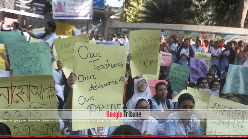 Viqarunnisa students protesting for their teacher Hasna Hena`s release for the 3rd day on Dec 9. BANGLA TRIBUNE/Sazzad Hossain