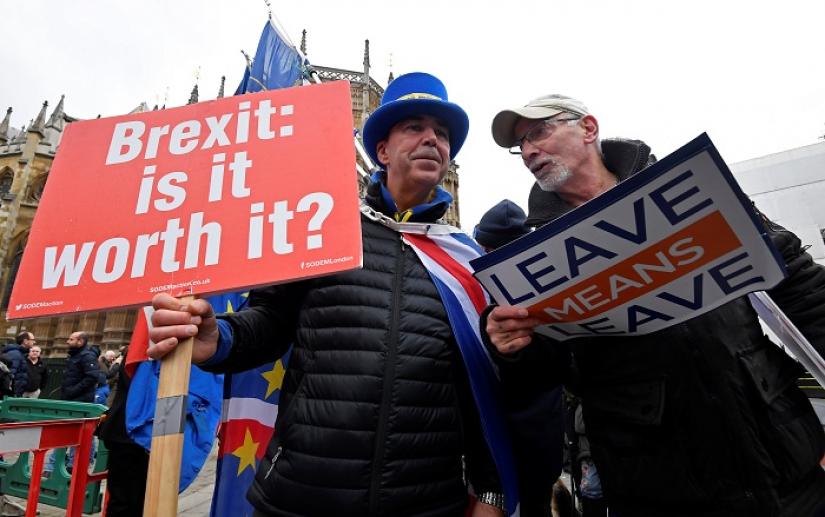 Anti-Brexit protestor Steve Bray (L) remonstrates with a pro-Brexit protestor outside of the Houses of Parliament, in London, Britain, December 10, 2018. Picture taken on Dec 10, 2018. REUTERS