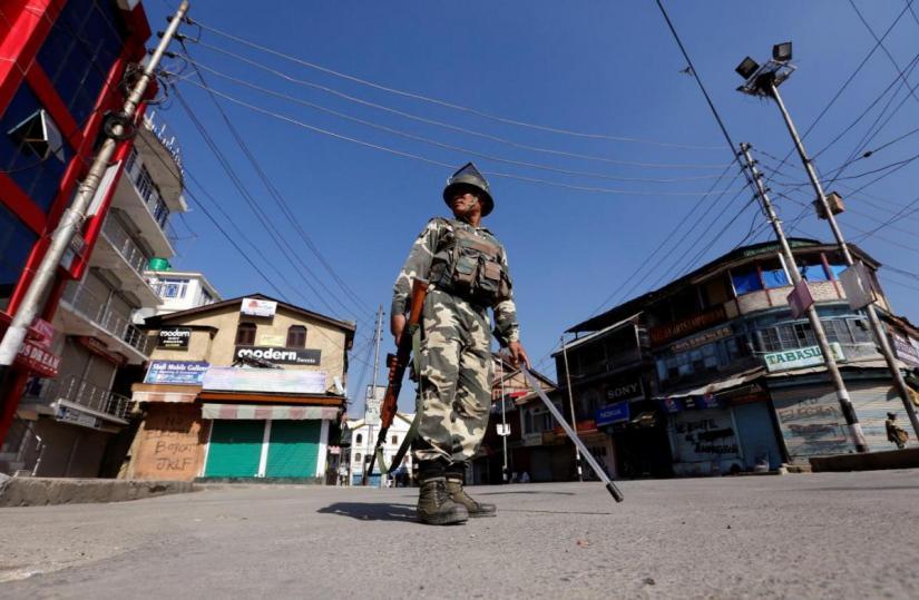 An Indian policeman stands guard in a deserted street during a curfew in Srinagar on Sept 19, 2016. REUTERS/FILE PHOTO