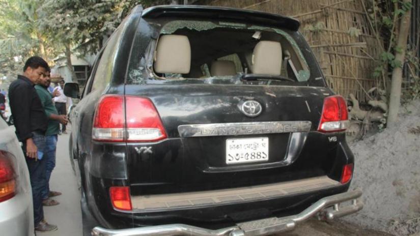 Jatiya Party Manikganj-2 candidate SM Abdul Mannan’s motorcade was allegedly attack by ruling party supporters on Saturday (Dec 15).