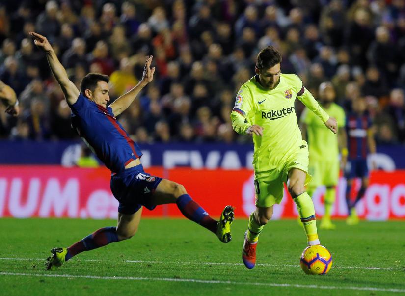 2018 Barcelona`s Lionel Messi in action with Levante`s Sergio Postigo. Dec 16, REUTERS