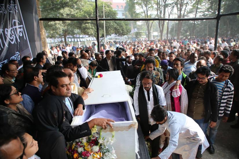 People pay last tributes to Amjad Hossain on Saturday (Dec 22). BANGLATRIBUNE/Nashirul Islam
