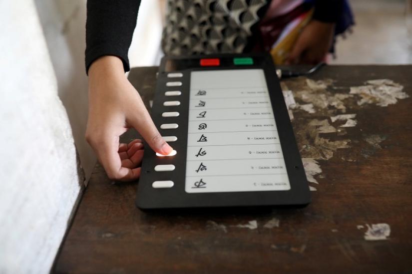 A woman casts her vote on an Electronic Voting Machine (EVM) during a day long mock voting test ahead of the 11th general election in Dhaka, Bangladesh, December 27, 2018. REUTERS/File Photo
