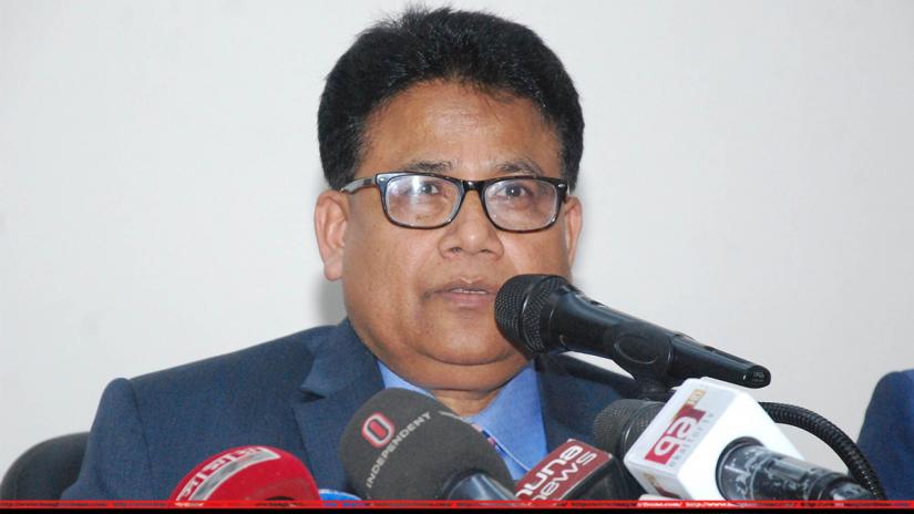 Election Commission Secretary Helaluddin Ahmed speaks to the media at the EC Secretariat in Dhaka on Sunday (Dec 30).