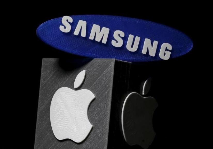 3D-printed Samsung and Apple logos are seen in this picture illustration made in Zenica, Bosnia and Herzegovina on January 26, 2016.FILE PHOTO/ REUTERS