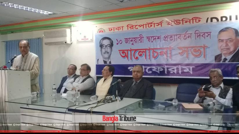 Jatiya Oikya Front Convener and Gano Forum President Dr Kamal Hossain (second from right) attends a discussion at the Dhaka Reporters’ Unity auditorium on Thursday (Jan 10) marking the Homecoming Day of Bangabandhu.