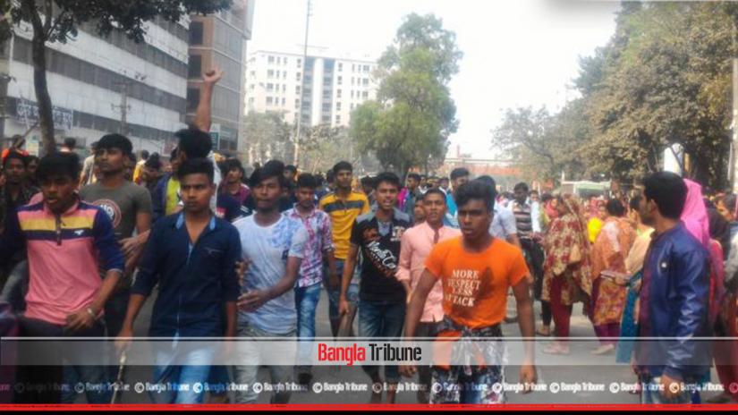 Seventh day RMG worker-police clash leaves 10 injured in Ashulia on Sunday (Jan 13).