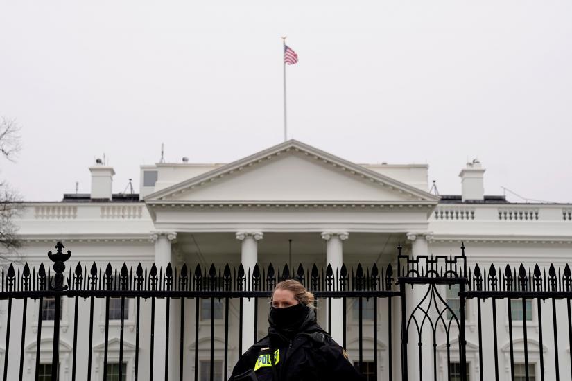 A Secret Service officer maintains a watch on the 22nd day of a partial government shutdown at the White House in Washington, U.S., January 12, 2019.