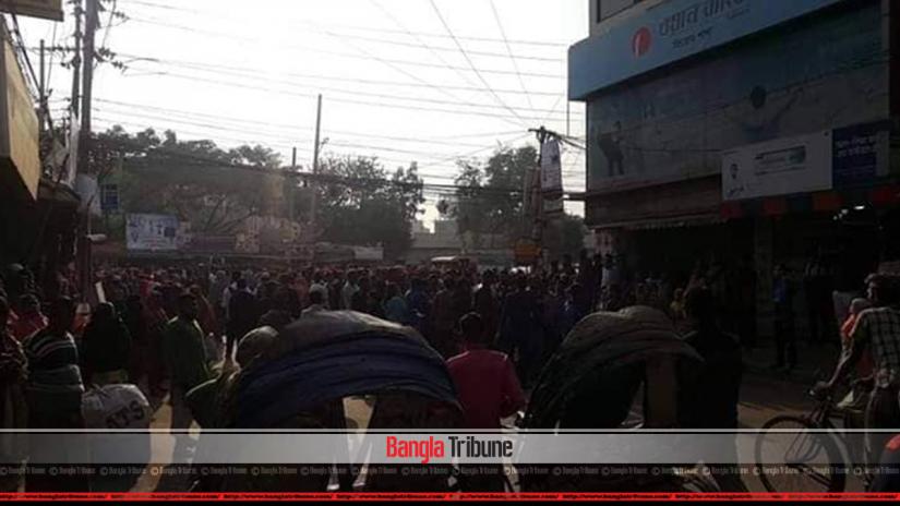 Hundreds of ready-made garment (RMG) workers of a factory started to make blockade in front of Shampa market at Adabor Ring road area in Dhaka around 9am on Wednesday (Jan 16).