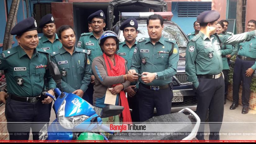 Ridesharing biker Shahanaj Akhter Putul was handed her stolen bike by the police on Wednesday (Jan 16).