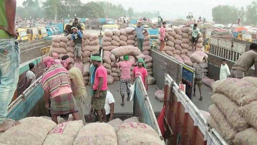 Workers unload onions imported from India at the Hili Land Port on Thursday, January 17, 2019 Dhaka Tribune