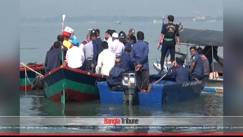 A soil laden trawler capsized with 22 workers in River Meghna at Munshiganj. There is still no sign of the missing trawler or missing workers after three days of rigorous search.