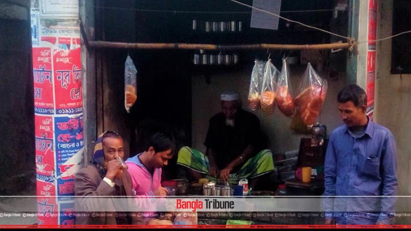 This tea-stall is known for its unique operating timings which is from Fajr-Duhr