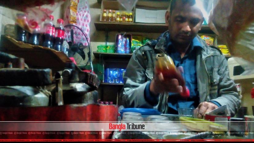 Monir Hossain pouring date jaggery in the delicious tea