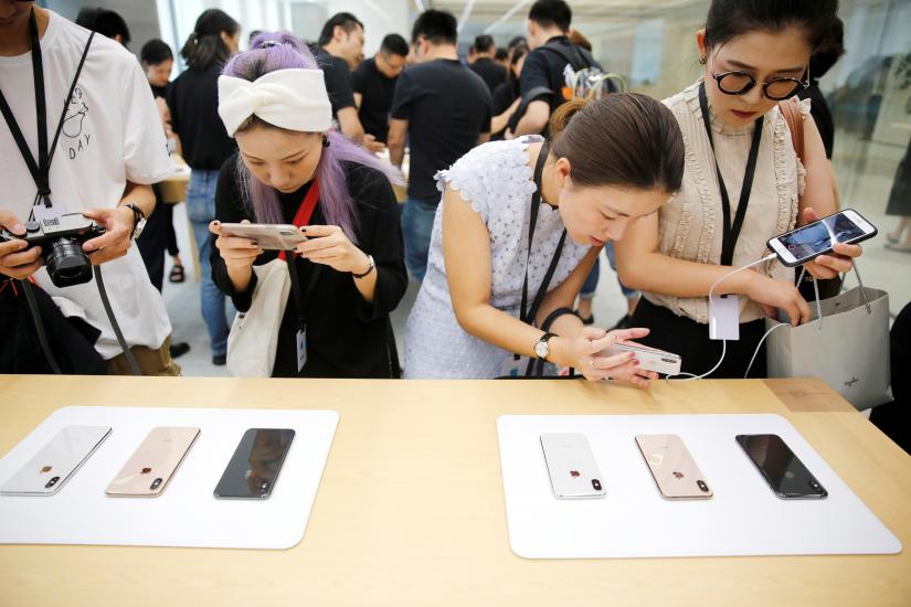 People experience new Apple`s iPhone XS and iPhone XS Max during a media tour at an Apple office in Shanghai, China September 21, 2018. REUTERS/File Photo