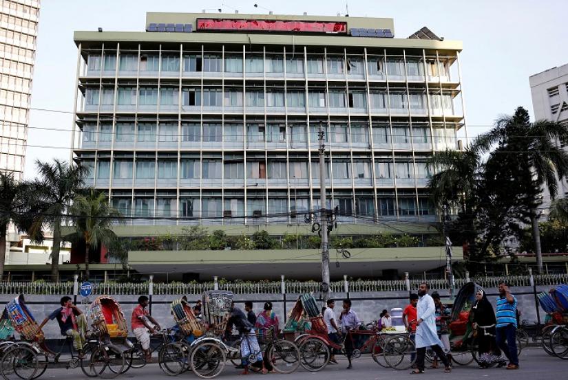 Commuters walk in front of the Bangladesh central bank building in Dhaka, Bangladesh, September 30, 2016. Picture taken September 30, 2016. REUTERS/File Photo