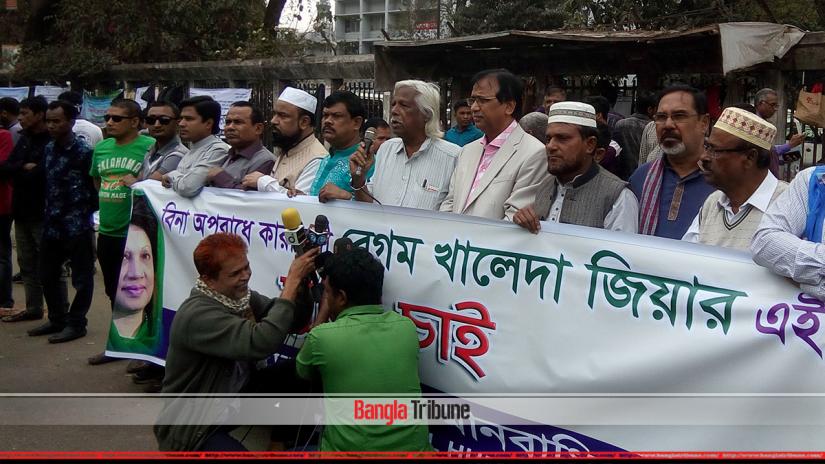 Gonoshashthya founder Dr Zafrullah Chowdhury addressing a human chain demonstration in front of the National Press on Saturday (Feb 9).