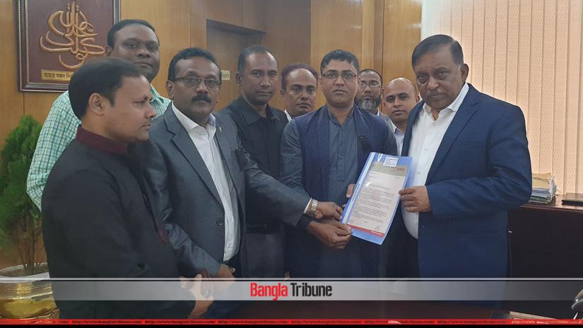 Home Minister Asaduzzaman Khan Kamal receiving the memorandum from a Dhaka Reporter’s Unity delegation on Monday (Feb 11).