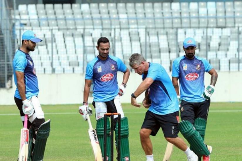 Steve Rhodes in a training session with the Bangladesh National Cricket Team. BCB