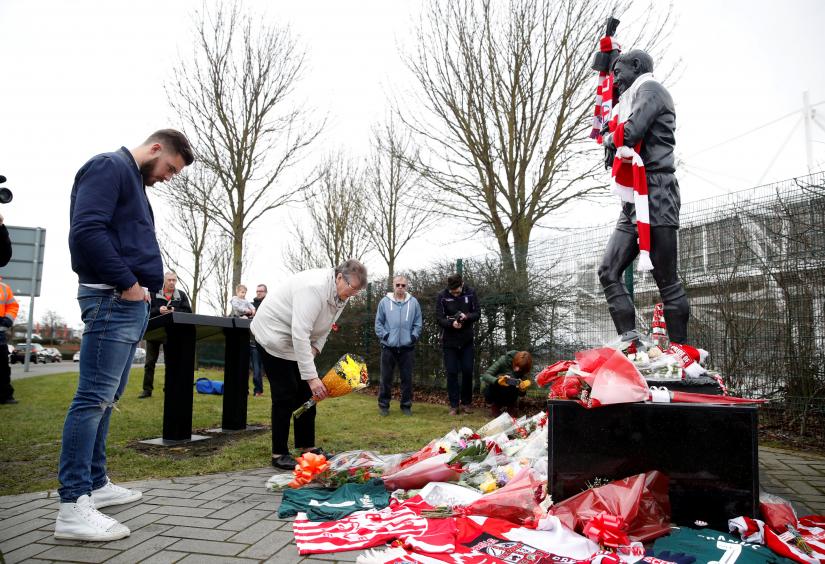 Football - England`s 1966 World Cup winning goalkeeper Gordon Banks passes away - bet365 Stadium, Stoke-On-Trent, Britain - February 12, 2019 Stoke City`s Jack Butland as tributes are placed on a statue of Gordon Banks outside the stadium. Reuters/File Photo