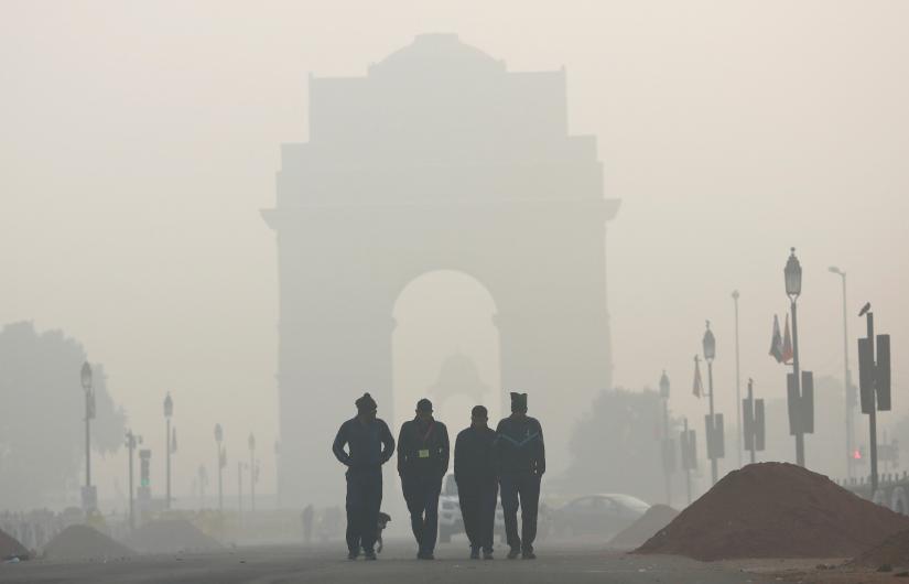 Men walk in front of the India Gate shrouded in smog in New Delhi, India, December 26, 2018. REUTERS/file photo