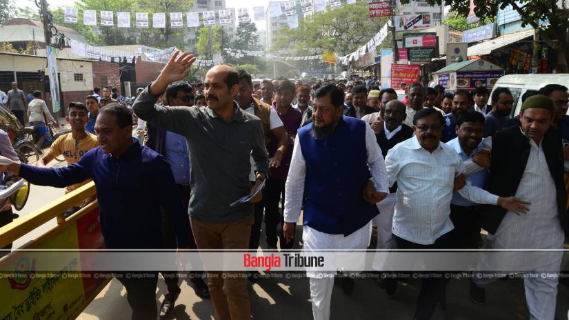 Ruling Awami League candidate for Dhaka North City Corporation mayoral by-polls Atiqul Islam campaigns for election at Dhaka’s Mirpur on Monday (Feb 18).