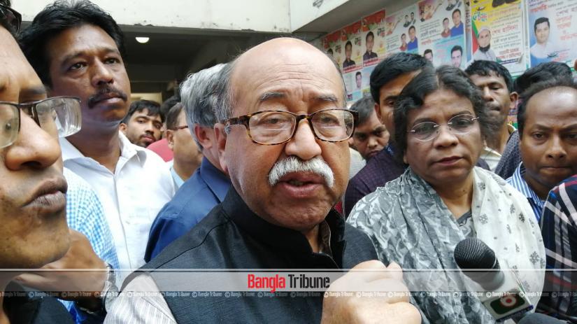 Industries Minister Nurul Majid Mahmud Humayun speaks to the media after visiting the burn victims of the Chawkbazar fire at Dhaka Medical College Hospital on Wednesday (Feb 21).