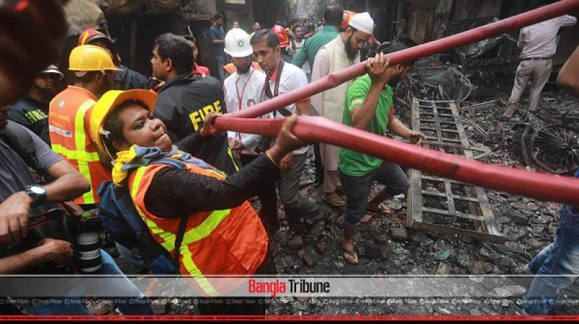 Firefighters work at the scene of a fire that broke out at a chemical warehouse in Dhaka, Bangladesh February 21, 2019. Bangla Tribune/Sazzad Hossain