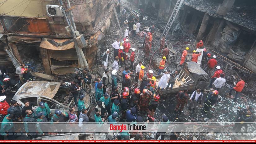 Volunteers recover a dead body from a burnt warehouse in Dhaka, Bangladesh, February 21, 2019. Bangla Tribune/Sazzad Hossain