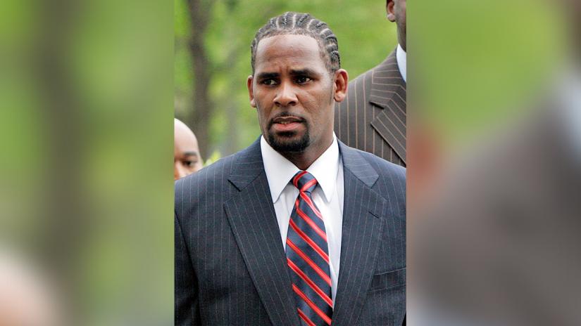 Recording artist R. Kelly arrives at the Cook County Criminal Courthouse for the first day of his trial in Chicago, May 20, 2008. REUTERS/File Photo