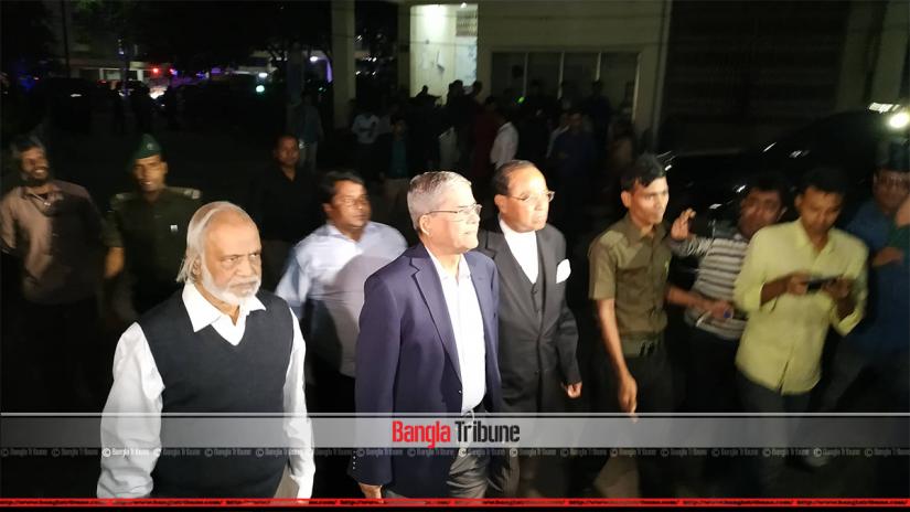 Flanked by senior leaders Moudud Ahmad and Abdul Mueen Khan, Mirza Fakhrul entered the hospital around 9.50pm.