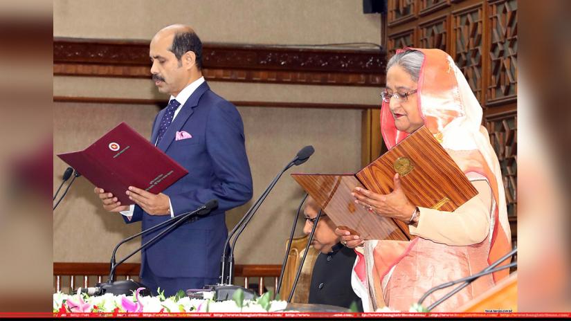 Awami League candidate Atiqul Islam took the oath administered by Prime Minister Sheikh Hasina in a function at PMO on Thursday (Mar 7). FOCUS BANGLA/File Photo