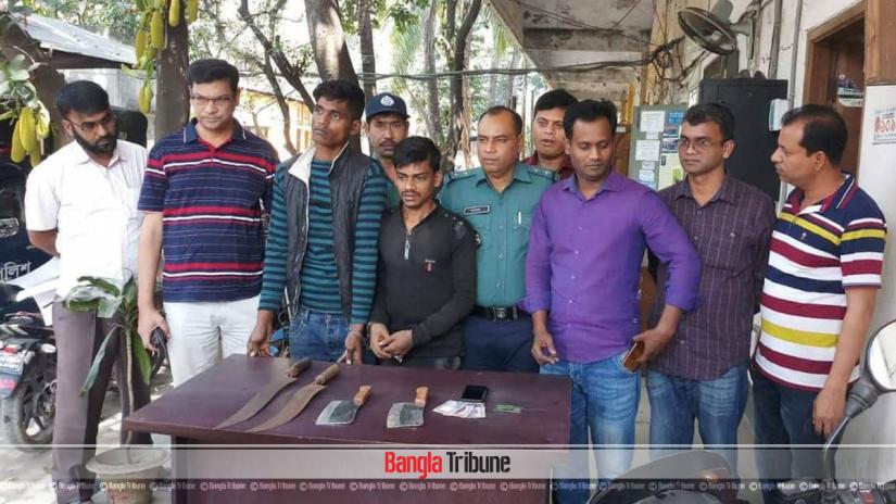 The police have arrested three men after a video of them mugging in broad daylight in capital Dhaka went viral on social media.