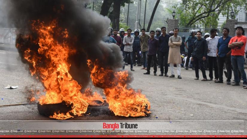 BCL leaders and activists burned two tyres near the vice chancellor’s residence on Tuesday (Mar 12) morning.