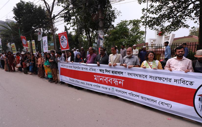 A human chain held protesting the demolition of Abu Sina Hostel on March 12, 2019