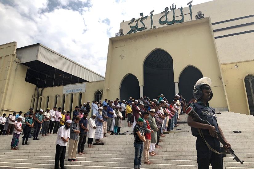 A police officer stands gurad during Friday prayers at the Baitul Mukarram National Mosque, providing extra security after the Christchurch mosque attacks in New Zealand, in Dhaka, Bangladesh, March 15, 2019. REUTERS