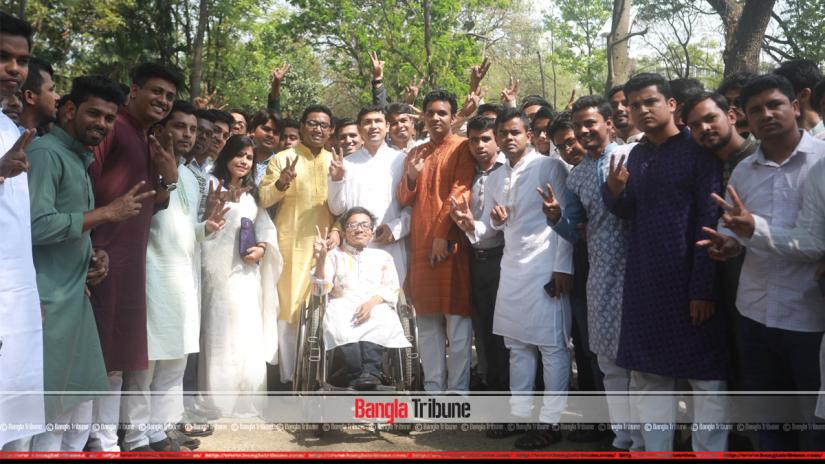 Some of the newly elected Dhaka University Central Students Union (DUCSU) and hall union leaders pose for a photo before going to Ganobhaban for a meeting at the invite of Prime Minister Sheikh Hasina. BANGLA TRIBUNE/Sazzad Hossain